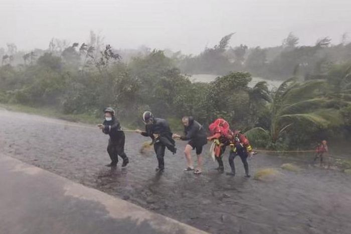 Bão Krathon trở thành siêu bão thứ 2 trên Biển Đông.