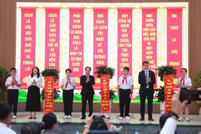 Đại diện lãnh đạo Bộ GD&amp;ĐT, Sở GD&amp;ĐT Hà Nội, Đại sứ UNESCO và học sinh chia sẻ thông điệp của Tuần lễ hưởng ứng học tập suốt đời năm 2024