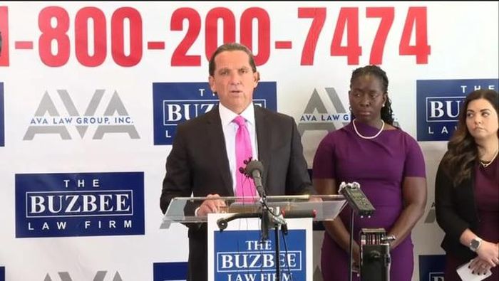 Trong cuộc họp báo tại Houston, luật sư Tony Buzbee đã cảnh báo rằng "ngày đó sẽ đến" khi ông nêu tên những thủ phạm bị cáo buộc khác và những người chứng kiến có liên quan đến các hoạt động bất hợp pháp bị cáo buộc của Combs. Ảnh: FOX 26 Houston