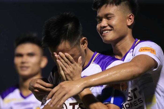 2 bàn thắng sau 3 trận, giúp Hà Nội FC có 6 điểm, Văn Quyết cho thấy mình xứng đáng lên tuyển tháng này. Ảnh: Hoàng Linh