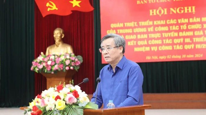 Đồng chí Nguyễn Quang Dương quán triệt một số quy định, quyết định mới ban hành.