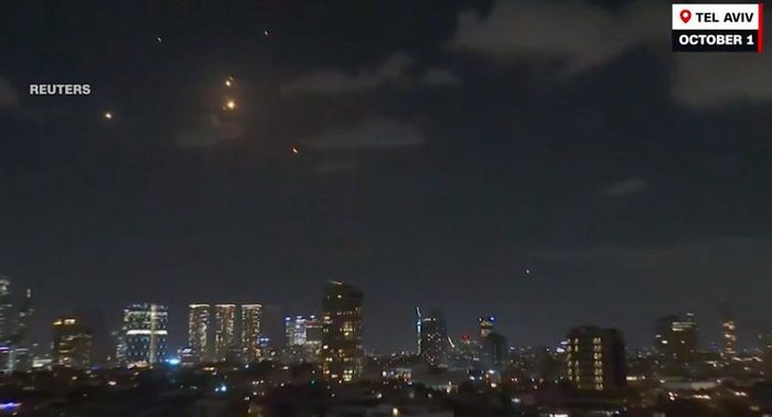  Iran phóng tên lửa về phía lãnh thổ Israel. Ảnh từ clip của REUTERS 