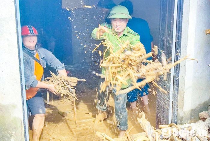 Suốt 2 ngày liền (30/9 và 1/10), hàng trăm người đã làm việc cật lực để đẩy đất đá ra khỏi nhà cửa, trường học, tiêu độc khử trùng để sớm ổn định cuộc sống... Ảnh: T.P