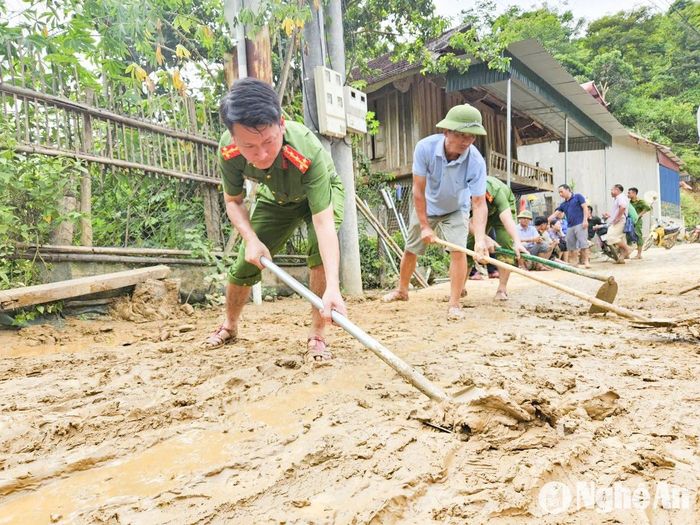 Bùn non ngập quá đầu gối, đất đá cao ngang người, ngổn ngang, dần dần được giải phóng nhờ sự chung sức đồng lòng của quân và dân. Ảnh: H.T