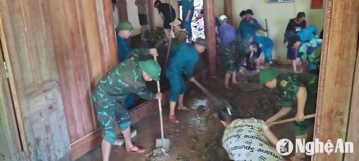 Cũng trong đêm 30/9, các lực lượng phòng chống bão lụt của xã Lưu Kiền cũng thức trắng đêm để vận động 100 hộ dân tạm thời sơ tán khi lũ quét tràn về, đất đá tràn xuống đường. Ông Vang Kiên Cường - Chủ tịch UBND xã Lưu Kiền cho biết: “Anh em trong lực lượng 4 tại chỗ được huy động 100% quân số. Toàn bộ thức trắng đêm để kêu gọi dân sơ tán, vận chuyển tài sản của dân ra khỏi nhà, có những người, nắm tình hình để có những phương án kịp thời ứng phó. Một đêm không chợp mắt nhưng hạnh phúc nhất là dân được an toàn”. Ảnh: H.T
