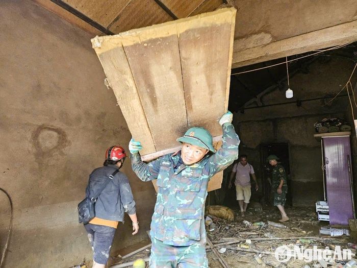 Mỗi người một việc, các lực lượng đã kề vai, sát cánh để hỗ trợ nhân dân vượt qua những tan hoang, mất mát. Ảnh: T.P