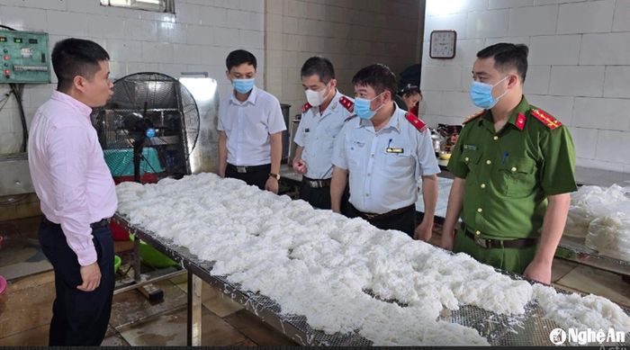 Kiểm tra việc chấp hành quy định pháp luật về bảo đảm an toàn thực phẩm tại hộ kinh doanh cơ sở sản xuất thực phẩm sạch Thanh Phúc. Ảnh tư liệu Từ Thành