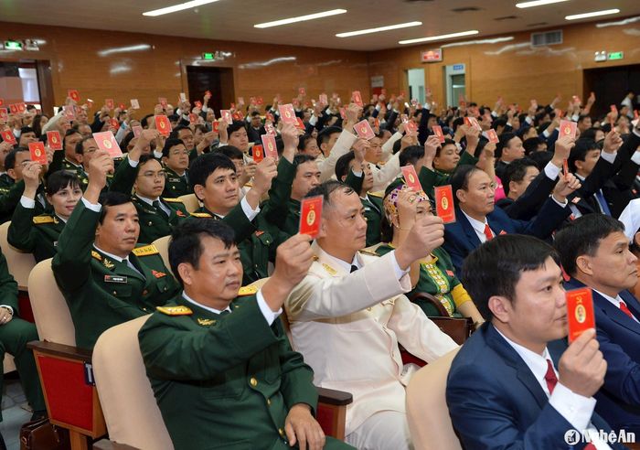 Các đại biểu biểu quyết thông qua Nghị quyết Đại hội đại biểu Đảng bộ tỉnh khóa XIX, nhiệm kỳ 2020 - 2025. Ảnh: Thành Cường