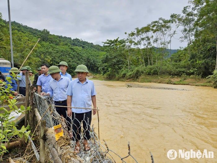 Đồng chí Phó Chủ tịch UBND tỉnh Nguyễn Văn Đệ cùng đoàn công tác kiểm tra kè bờ sông ở xã Lượng Minh. Ảnh: HT