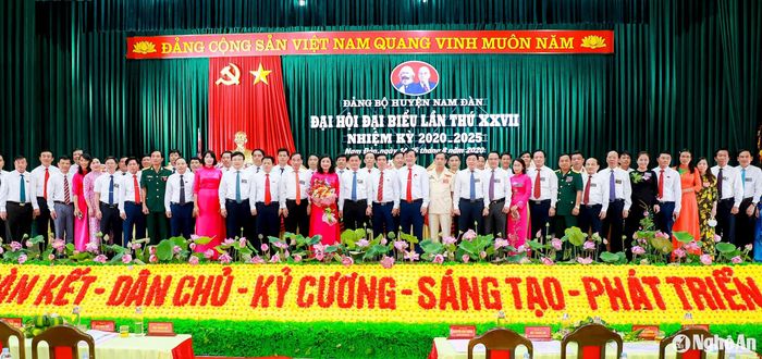 Các đồng chí lãnh đạo tỉnh chúc mừng Ban Chấp hành Đảng bộ huyện Nam Đàn khóa XXVII, nhiệm kỳ 2020 - 2025. Ảnh minh họa: Thành Duy