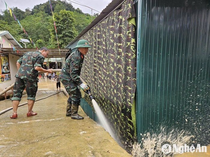 Ban chỉ huy Quân sự huyện Tương Dương huy động 15 cán bộ chiến sĩ vào Lượng Minh giúp nhà trường và thôn bản dọn dẹp vệ sinh môi trường. Ảnh: TP