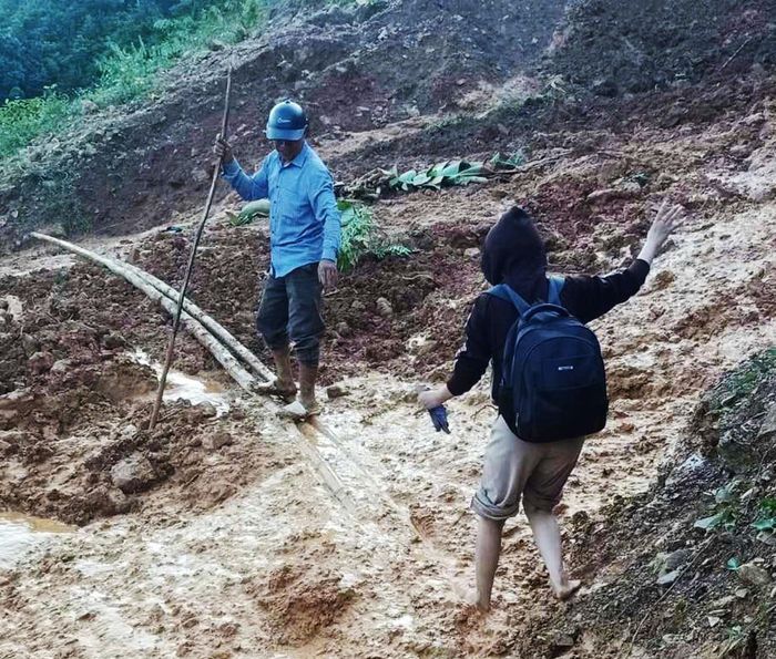 Các thầy cô giáo phải men theo sườn núi vượt qua các điểm sạt lở. Ảnh: Đào Thọ