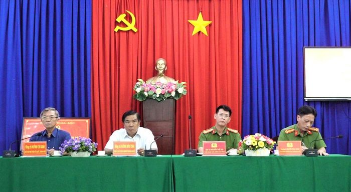 Lãnh đạo Công an tỉnh, địa phương lắng nghe, ghi nhận ý kiến đóng góp của người dân
