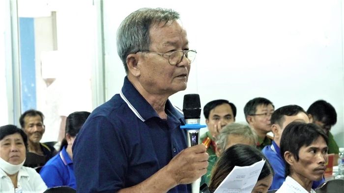 Người dân đóng góp ý kiến tại hội nghị