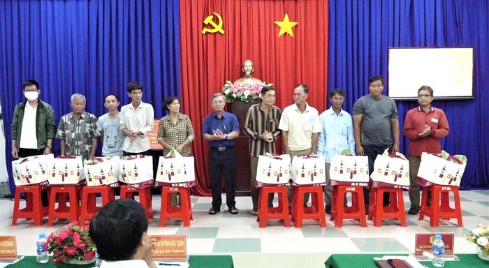 Trao quà cho các hộ dân có hoàn cảnh khó khăn