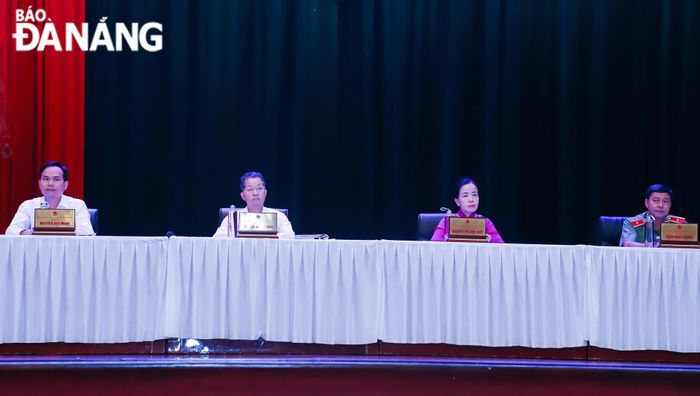 Bí thư Thành ủy Nguyễn Văn Quảng (thứ 2, trái sang) và các đại biểu Quốc hội tiếp xúc cử tri chuẩn bị cho kỳ họp thứ 8. Ảnh: NGỌC PHÚ