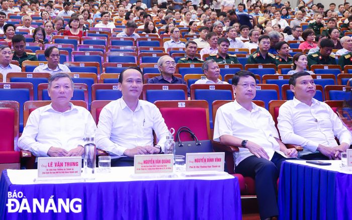 Lãnh đạo Thành ủy, HĐND, UBND, Ủy ban MTTQ Việt Nam thành phố dự buổi tiếp xúc cử tri. Ảnh: NGỌC PHÚ