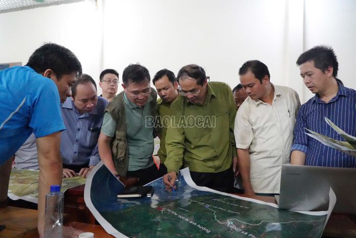  Chủ tịch UBND tỉnh Trịnh Xuân Trường và các chuyên gia bàn phương án xây dựng, tái thiết Làng Nủ. 