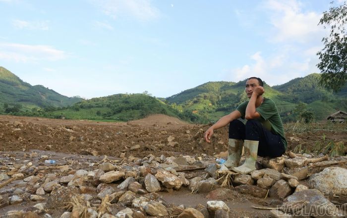  Anh Hoàng Văn Khợi ngóng lực lượng chức năng tìm kiếm người thân của mình. 
