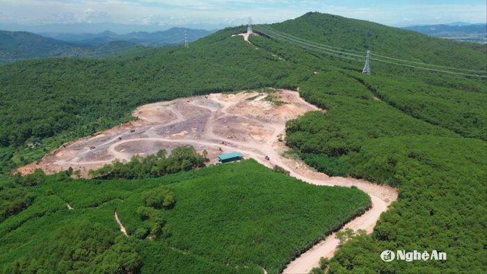 Mỏ đất của Công ty TNHH Hoàng Phúc nhìn từ trên cao (đơn vị hiện nay đang khiếu nại về kết quả đo đạc). Ảnh: Tiến Đông