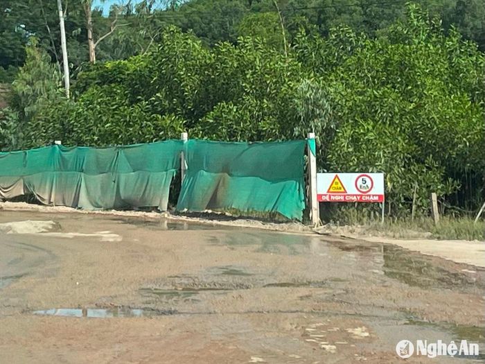 Nhiều biển báo đề nghị chạy chậm đã được cắm dọc tuyến đường xe chở vật liệu. Ảnh: Tiến Đông