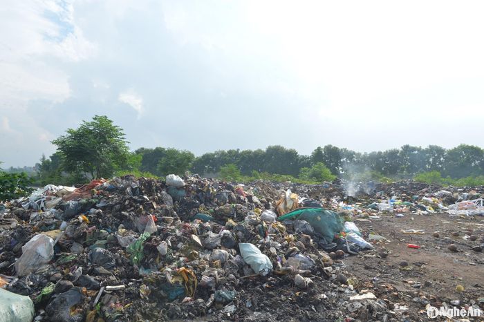 Bãi rác thải tại đây được Công ty Môi trường cây xanh Diễn Châu thu gom 3 ngày/lần nhưng vẫn còn tồn đọng nhiều. Ảnh: Văn Trường