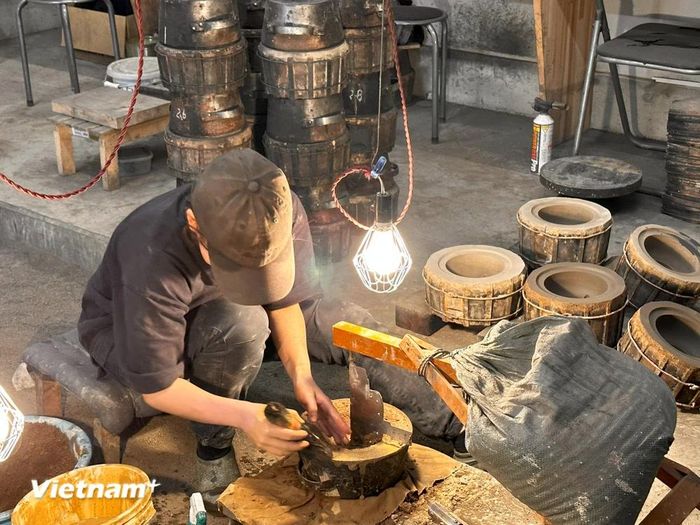 Một chiếc khuôn đang được thành hình từ cát và đất sét. (Ảnh: Nguyễn Tuyến-Xuân Giao-Phạm Tuân/Vietnam+)