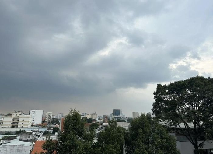Mây giông đang phát triển mạnh và sẽ gây mưa vừa đến mưa to nhiều nơi trên địa bàn TP.HCM - Ảnh: CHÍ NHÂN
