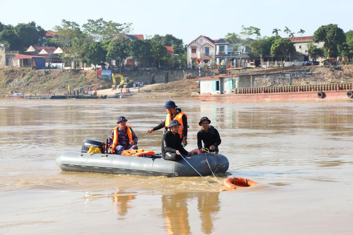  Lực lượng đặc công Hải quân tiếp tục khắc phục khó khăn tìm kiếm các nạn nhân 