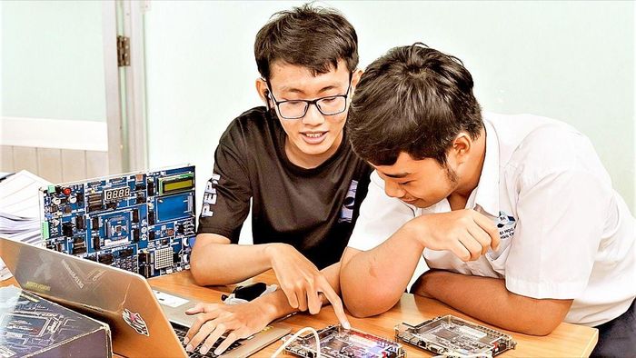 Sinh viên Trường Đại học Bách khoa (Đại học Quốc gia TPHCM) học thực hành tại phòng thí nghiệm Khoa Điện - Điện tử