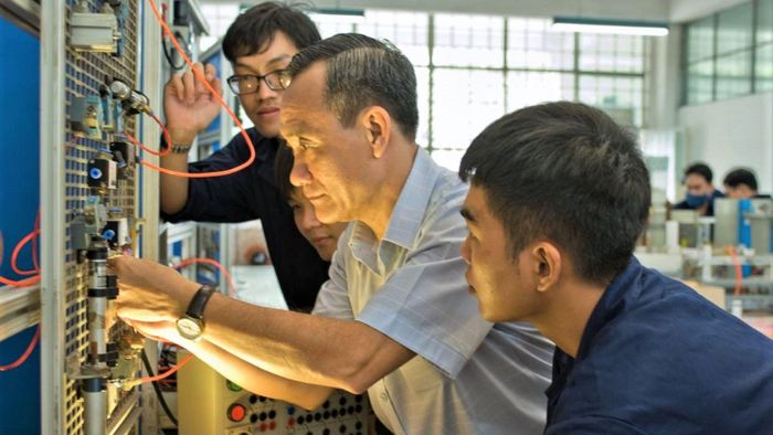 Giảng viên Khoa Điện - Điện tử Trường Đại học Bách khoa (Đại học Quốc gia TPHCM) hướng dẫn sinh viên tại phòng thí nghiệm