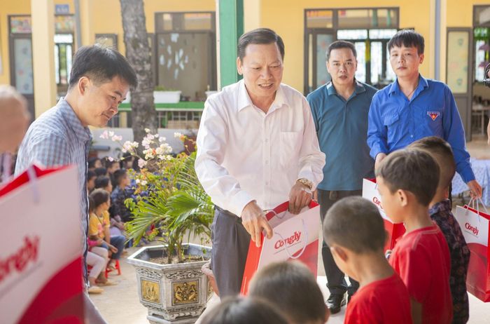 Ông Lương Tiến Phương, Phó Chánh án TAND tỉnh Điện Biên trao quà cho học sinh tại Trường phổ thông dân tộc bán trú tiểu học Pu Nhi.
