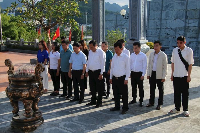 Ông Trần Đức Vinh, Tổng Biên tập Báo Công lý và ông Nguyễn Minh Hải, Chánh án TAND tỉnh Sơn La cùng đoàn công tác dâng hương tại Đền thờ Bác Hồ và Quảng trường Tây Bắc (Sơn La).