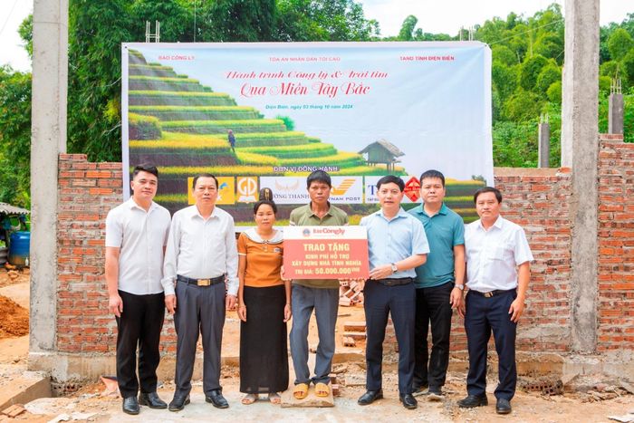 Lãnh đạo Báo Công lý và TAND tỉnh Điện Biên trao tiền hỗ trợ xây nhà cho gia đình anh Lò Văn Thưởng tại xã Chiềng Sinh, huyện Tuần Giáo, tỉnh Điện Biên.