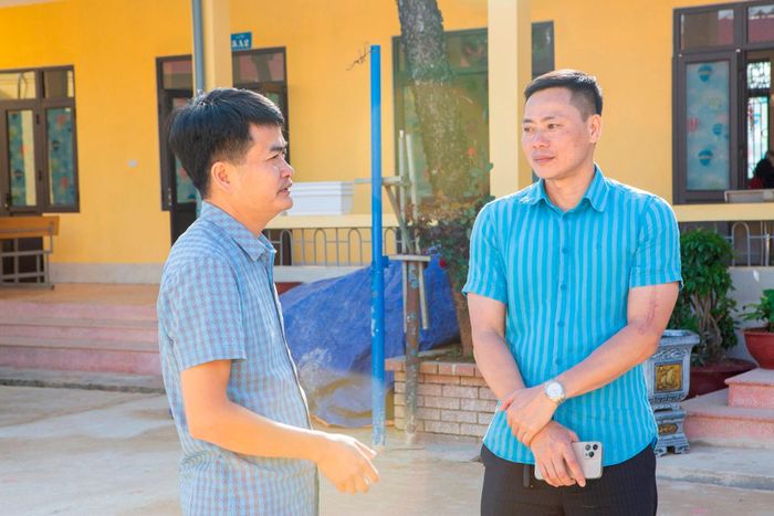 PV Báo Công lý trao đổi với lãnh đạo Trường phổ thông dân tộc bán trú tiểu học Pu Nhi.