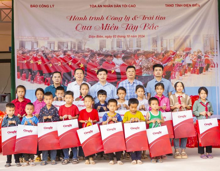 Lãnh đạo Báo Công lý và TAND tỉnh Điện Biên đến thăm và trao quà cho học sinh tại Trường phổ thông dân tộc bán trú tiểu học Pu Nhi, tại xã Pu Nhi, huyện Điện Biên Đông, tỉnh Điện Biên.