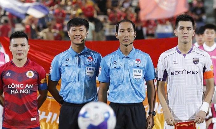 Trọng tài Lê Vũ Linh (thứ hai từ phải sang) không làm nhiệm vụ ở vòng 4 V.League 2024-2025.
