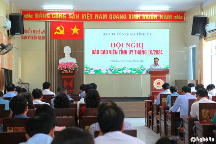 Toàn cảnh Hội nghị Báo cáo viên Tỉnh ủy tháng 10/2024. Ảnh: Ngân Hạnh