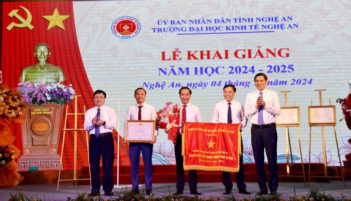 Trường Đại học Kinh tế Nghệ An vinh dự đón nhận Cờ thi đua của Chính phủ và Bằng khen UBND tỉnh Nghệ An. Ảnh: Thu Hương