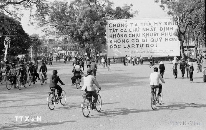  Đường phố Hà Nội trong những ngày giặc Mỹ đánh phá ác liệt cuối tháng 12/1972. (Ảnh: TTXVN) 