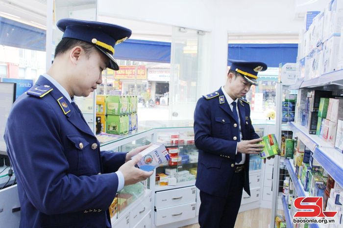 Cán bộ Đội Quản lý thị trường số 1 kiểm tra xuất xứ, nguồn gốc sản phẩm thuốc.