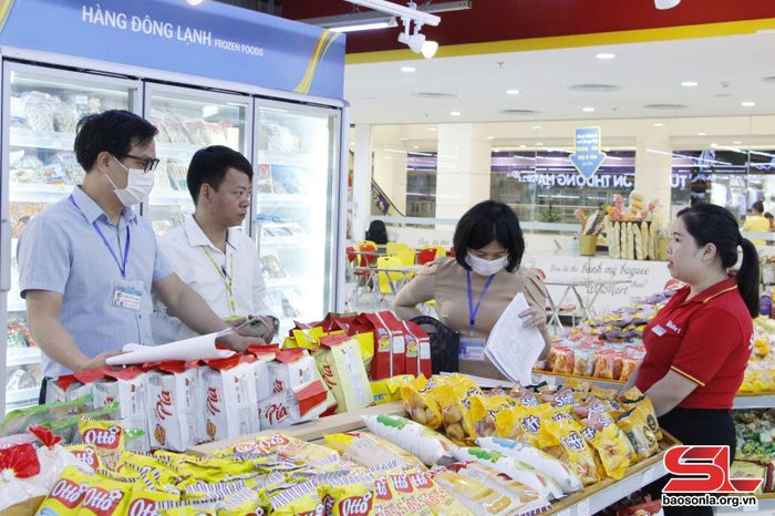 Đoàn kiểm tra liên ngành kiểm tra ATTP tại Trung tâm thương mại Vincom Plaza Sơn La.