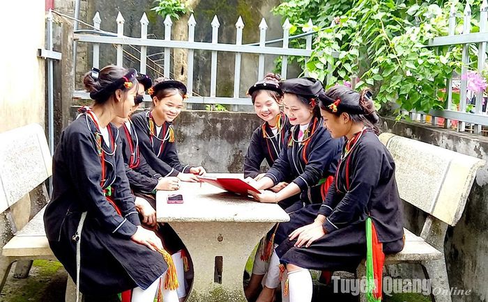 Chị Mạc Thị Chín (thứ 2 từ phải qua trái) tích cực truyền dạy văn hóa đồng bào Sán Dìu.