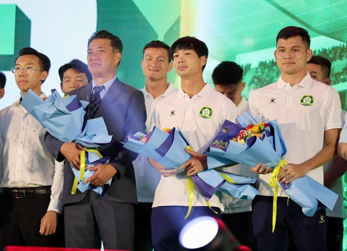  Về mục tiêu cho mùa giải mới, Công Phượng cho biết: "Tôi và tập thể đội bóng đề ra mục tiêu nỗ lực đưa CLB Bình Phước lên chơi V.League. Cá nhân tôi cho rằng khi trở về Việt Nam thì bản thân có thể lấy lại được phong độ. Tôi sẽ luôn nỗ lực để có suất thi đấu". 