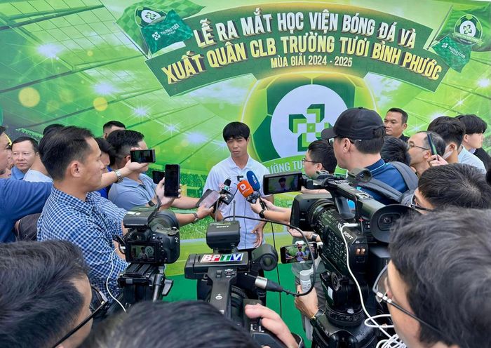  Trả lời phỏng vấn về lý do cập bến CLB Bình Phước, Công Phượng chia sẻ: "Tôi có nói chuyện với lãnh đạo CLB trước đó, và tôi nhận ra hoài bão, ước mơ của Bình Phước cũng là ước mơ của tôi. Những năm qua, tôi xác định đi nước ngoài để có thể phát triển bóng đá Việt Nam. Nhận thấy tầm nhìn của CLB có nhiều điểm chung với bản thân, tôi quyết định đầu quân cho Bình Phước". 