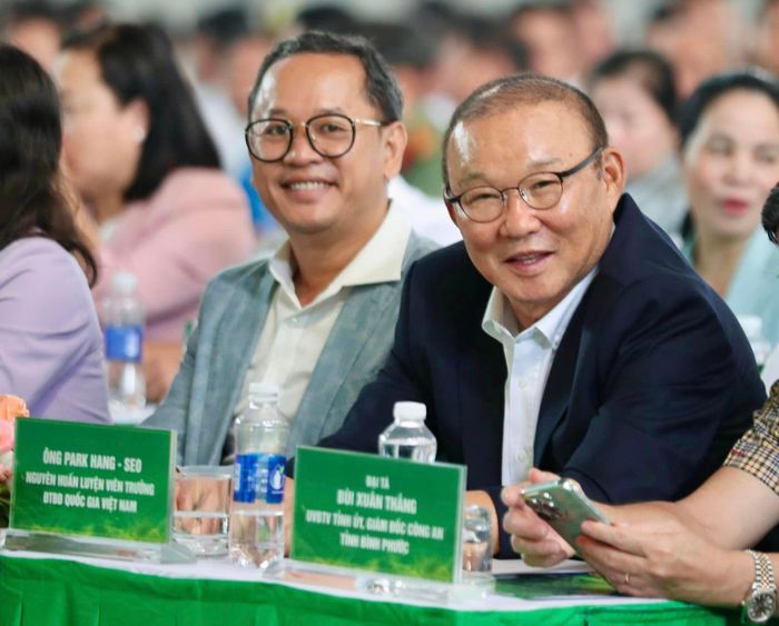  Đây là lần thứ hai ông Park xuất hiện trong một sự kiện của CLB Bình Phước. Hồi tháng 10/2023, chiến lược gia người Hàn Quốc cũng góp mặt trong buổi lễ ra mắt của đội bóng này. 