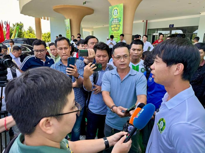  Các phóng viên cùng nhiều cầu thủ trẻ của học viện vây kín cựu tiền đạo HAGL.