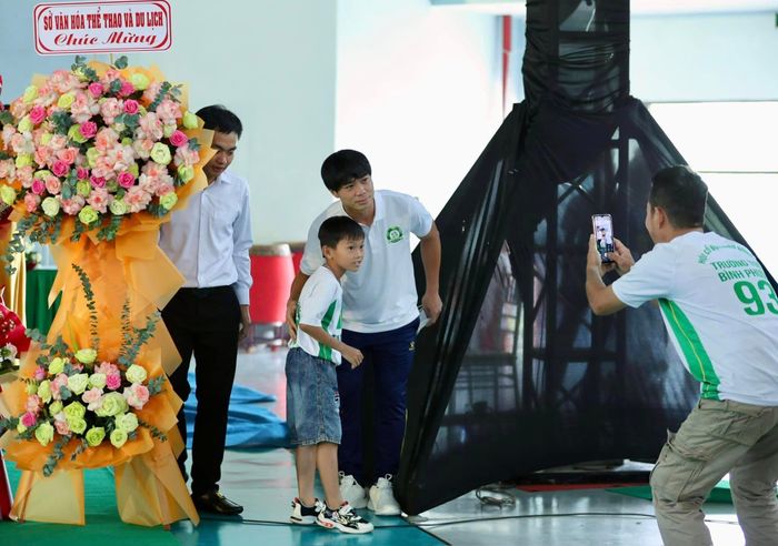  Công Phượng chụp ảnh cùng cầu thủ nhí của Bình Phước. Cũng trong hôm nay, Bình Phước công bố ra mắt học viện trẻ hợp tác với bệnh viện Đại học Y Dược TP.HCM. 