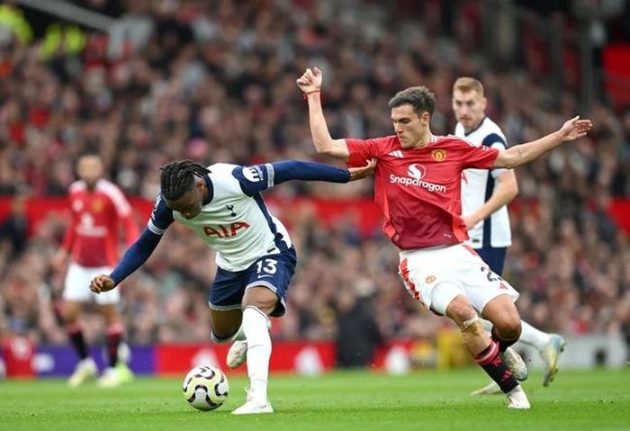 Ugarte chưa hòa nhập với MU, dù giá gấp đôi McTominay