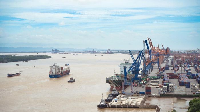 Tàu vận tải container nước ngoài lưu thông trên sông Cấm, thành phố Hải Phòng, tiến ra biển Đông. Ảnh: Thanh Trúc